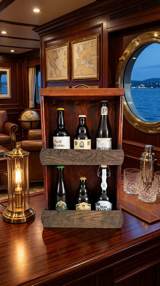 Holz Geschenkbox mit sechs Bierflaschen in rustikalem Holzregal auf Schiffstisch.