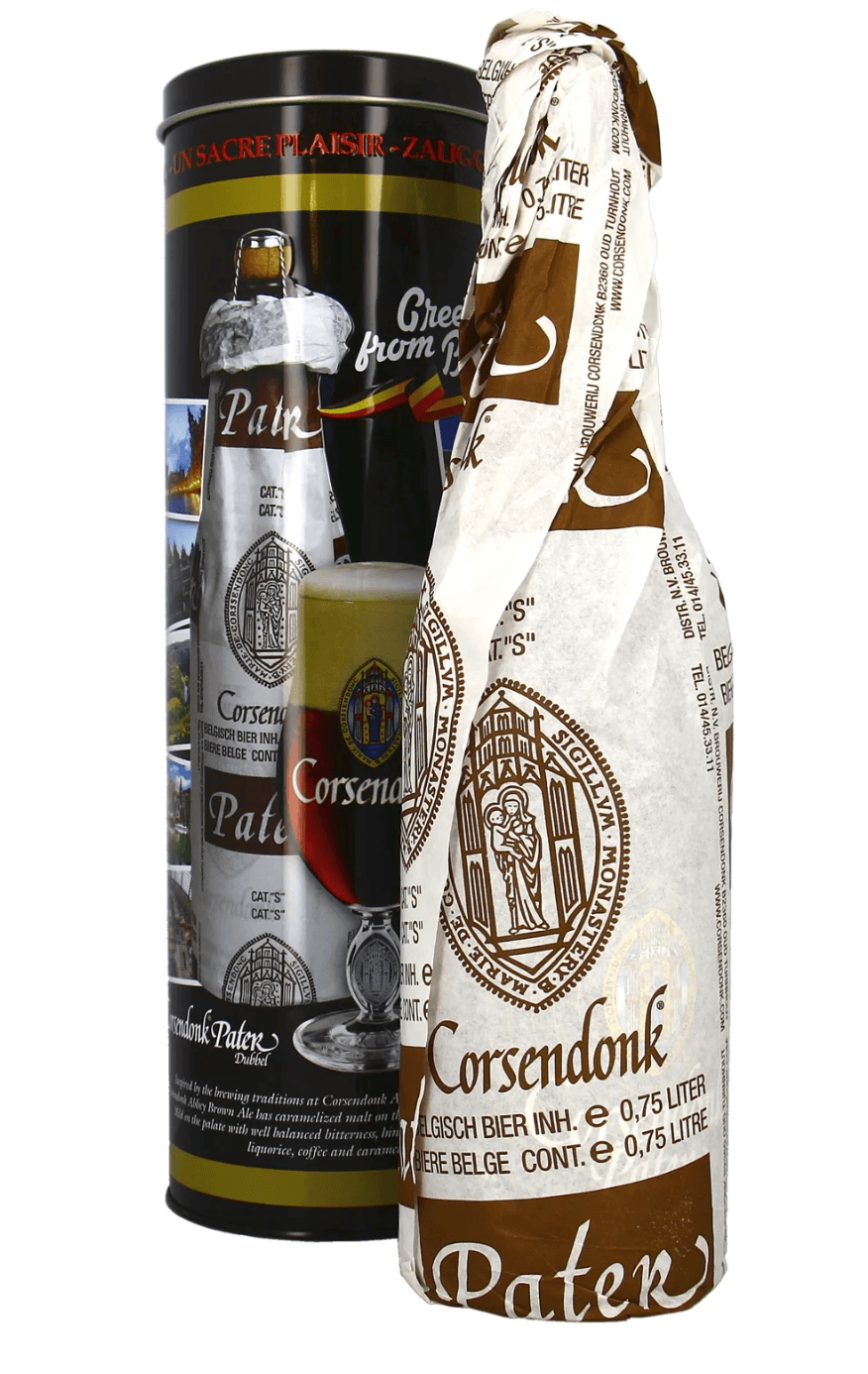 Corsendonck Brune Dubbel Bierflasche in weißer Stoffhülle neben schwarzer Geschenkdose mit Gold- und Rotakzenten.