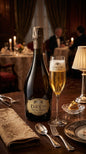 Elegante 75 cl DeuS Brut des Flanders Champagnerbierflasche mit gefülltem Glas auf gedecktem Tisch.