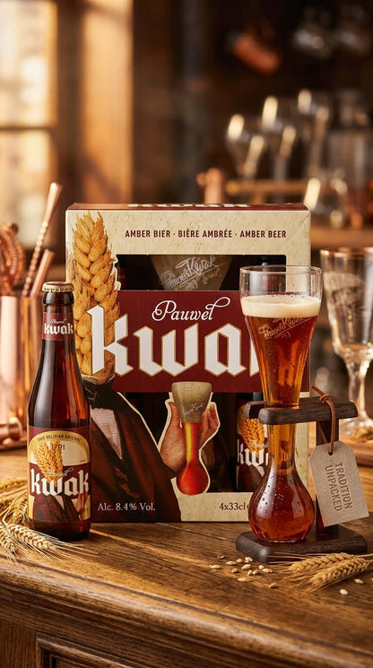Geschenkset mit vier Kwak-Flaschen, einem typischen Kwak-Glas und Geschenkbox auf Holztisch.
