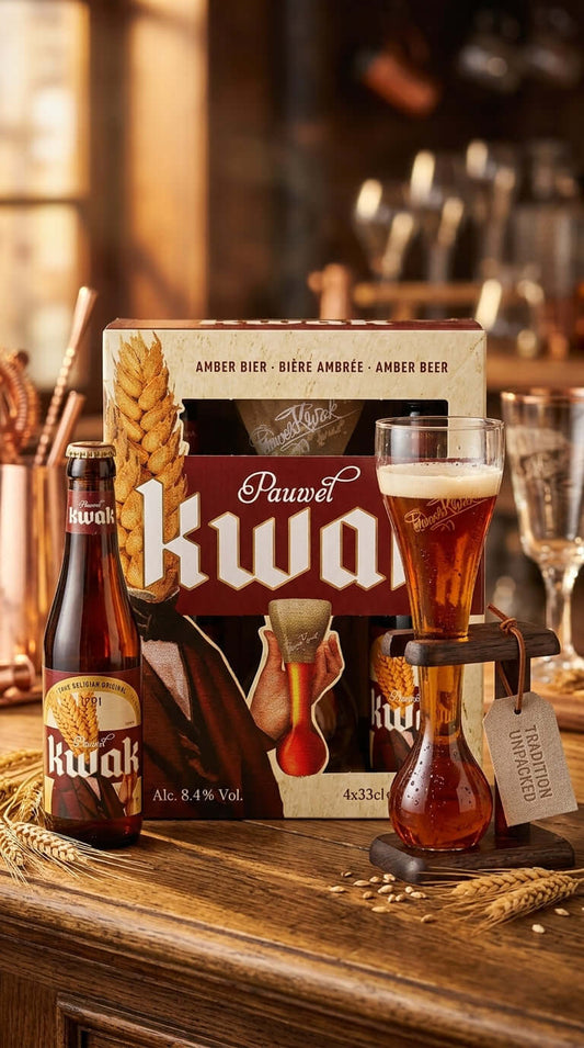 Geschenkset mit vier Kwak-Flaschen, einem typischen Kwak-Glas und Geschenkbox auf Holztisch.