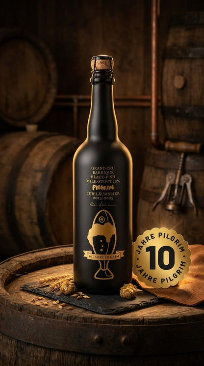 Schwarze Glasflasche Jubiläumsbier 2025 Blackfish 12% mit goldener Schrift auf Holzfass und Messingschild 10 Jahre Pilsner.
