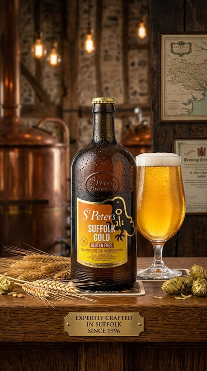St. Peter’s Suffolk Gold Glutenfreies Bier in brauner Flasche mit gefülltem Bierglas auf Holztisch mit Gerste und Hopfen.