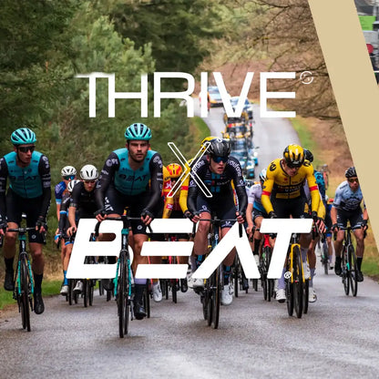 Dose Thrive Peak alkoholfreies IPA mit Sportlern auf Rennrädern im Wald.