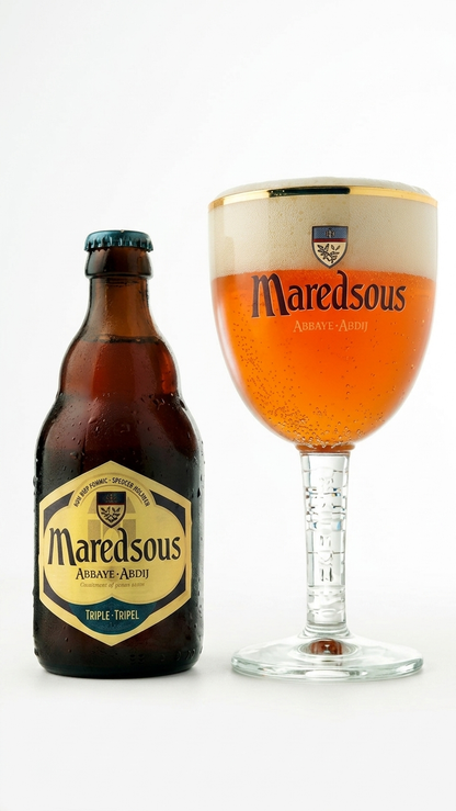 Maredsous Triple in der Flasche mit goldenem Bier im Glas.