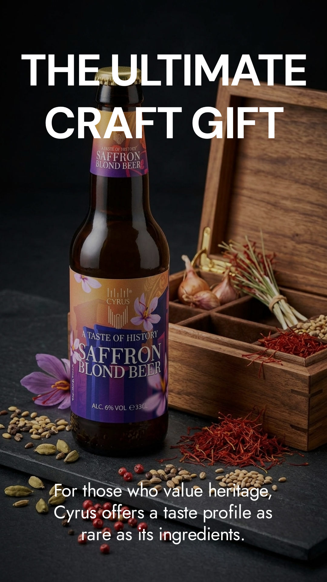 Cyrus Saffron Blond Beer Flasche mit lila Etikett und Safranblüte vor Holzkiste und Safranstempeln.