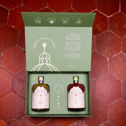 Grüne Geschenkbox mit zwei Alkoholfreien Getränkeflaschen, florale Etiketten, 70 cl, elegante Verpackung.