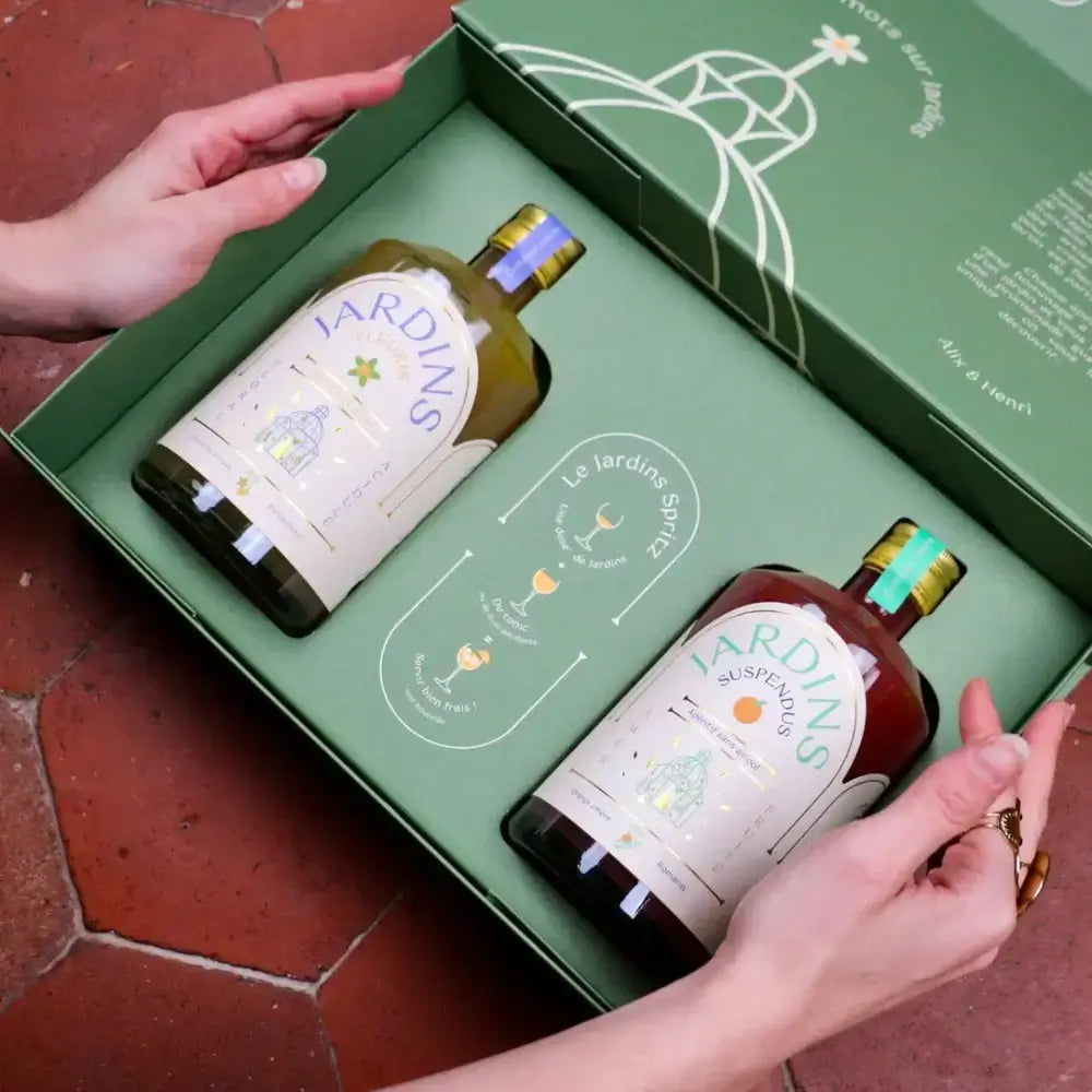 Große grüne Geschenkbox mit zwei 70 cl Flaschen dekorativ verpackt, floral gestaltete Etiketten, alkoholfrei.