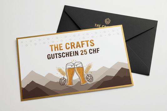 Geschenkgutschein The Crafts 25 CHF mit Bergmotiv und zwei anstoßenden Biergläsern, schwarzer Umschlag.
