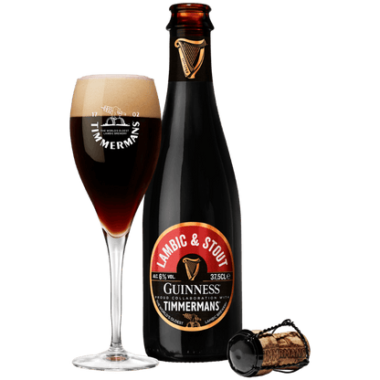 Flasche Timmermans Lambic Stout 37,5 cl mit schaumigem dunklem Bier im Glas und Korkverschluss.